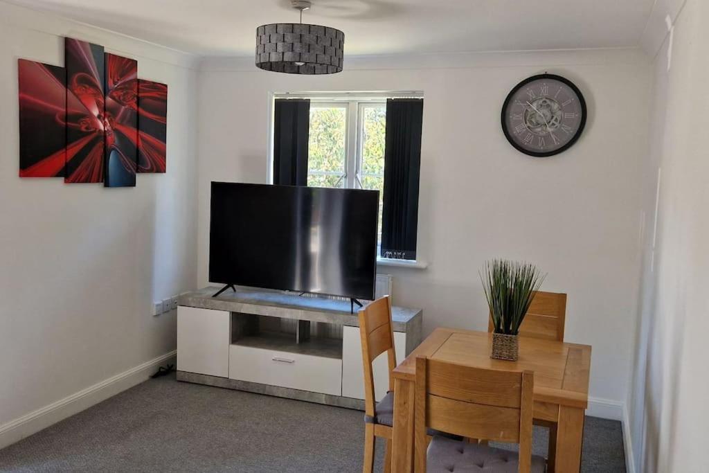 Greenhithe Cosy Apartment, Netflix And Sport Channels Luaran gambar